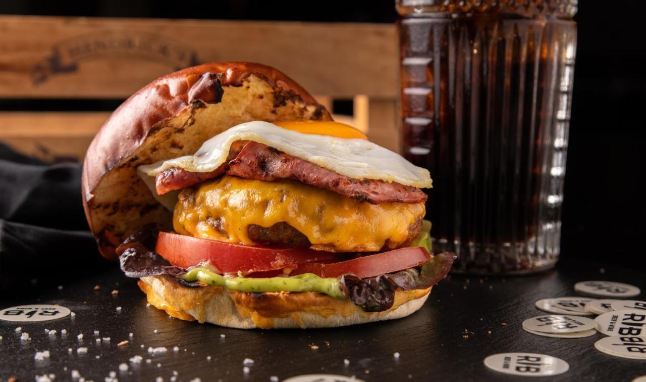 Pousada De Lisboa - Small Luxury Hotels Of The World Esterno foto A cheeseburger with bacon and egg