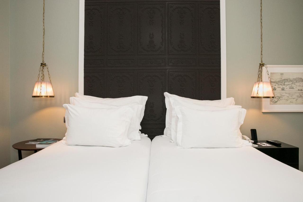 Pousada De Lisboa - Small Luxury Hotels Of The World Esterno foto A bed with two pillows
