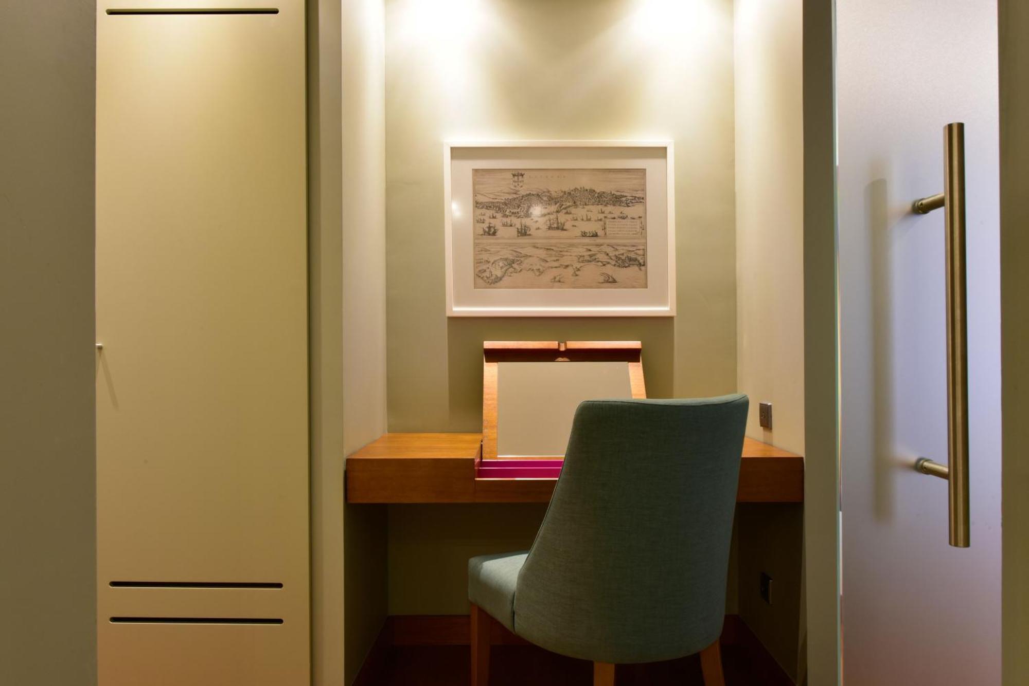 Pousada De Lisboa - Small Luxury Hotels Of The World Esterno foto A work desk in a hotel room